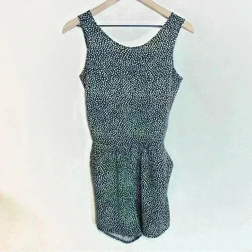 Wild Pearl Women’s Gray Dotted Romper with Pockets Size Small